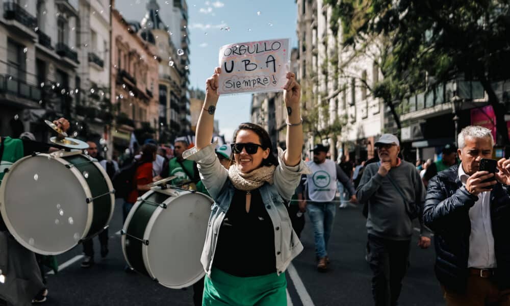 Una mujer sostiene un cartel en una marcha en Buenos Aires, donde Profesores y alumnos de universidades públicas de Argentina, con el respaldo de otros sectores, se volcaron a las calles para protestar contra la intención del presidente del país, Javier Milei, de vetar una ley recientemente aprobada. EFE/ Juan Ignacio Roncoroni