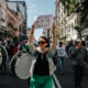 Una mujer sostiene un cartel en una marcha en Buenos Aires, donde Profesores y alumnos de universidades públicas de Argentina, con el respaldo de otros sectores, se volcaron a las calles para protestar contra la intención del presidente del país, Javier Milei, de vetar una ley recientemente aprobada. EFE/ Juan Ignacio Roncoroni