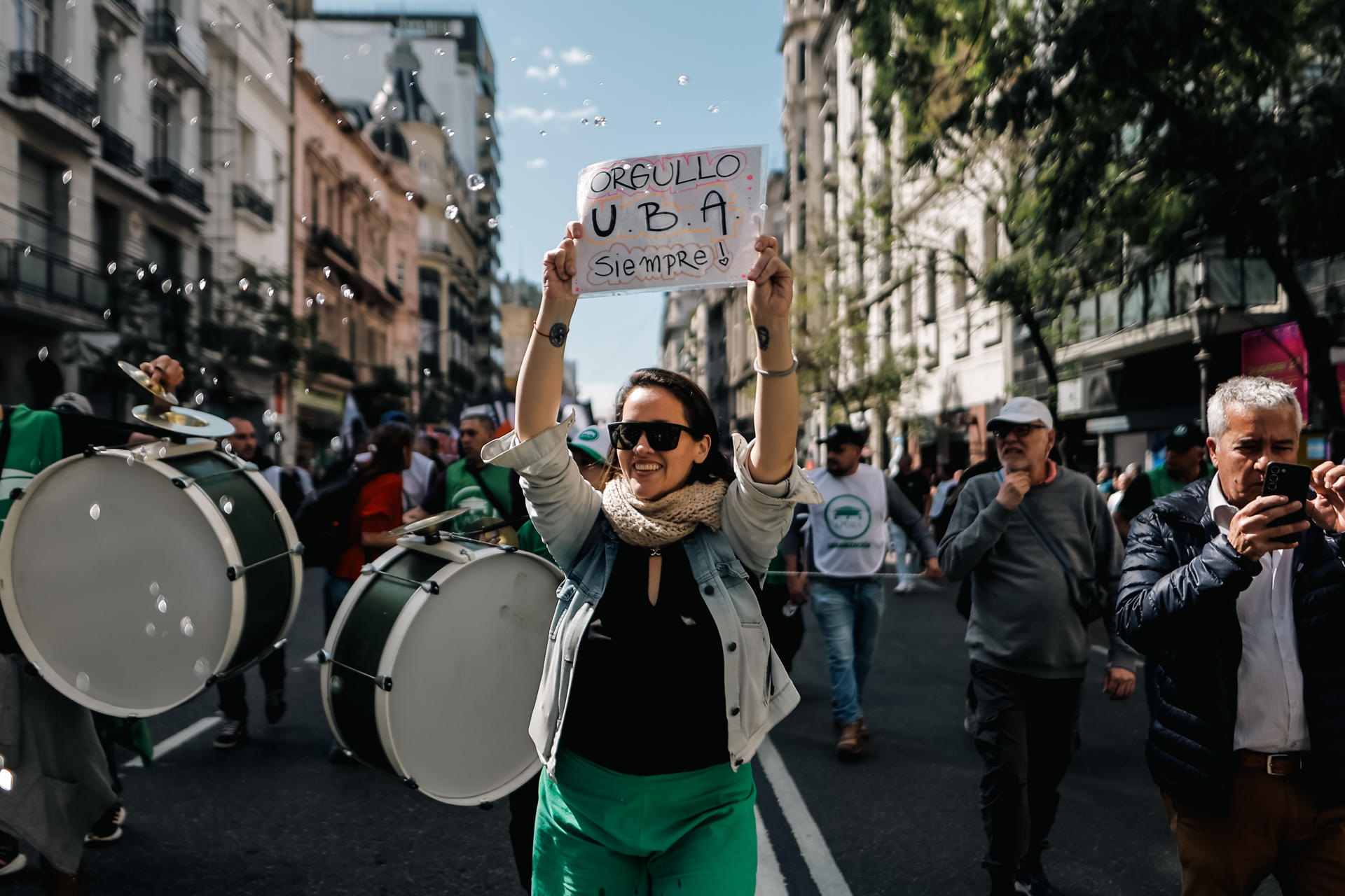 Una mujer sostiene un cartel en una marcha en Buenos Aires, donde Profesores y alumnos de universidades públicas de Argentina, con el respaldo de otros sectores, se volcaron a las calles para protestar contra la intención del presidente del país, Javier Milei, de vetar una ley recientemente aprobada. EFE/ Juan Ignacio Roncoroni