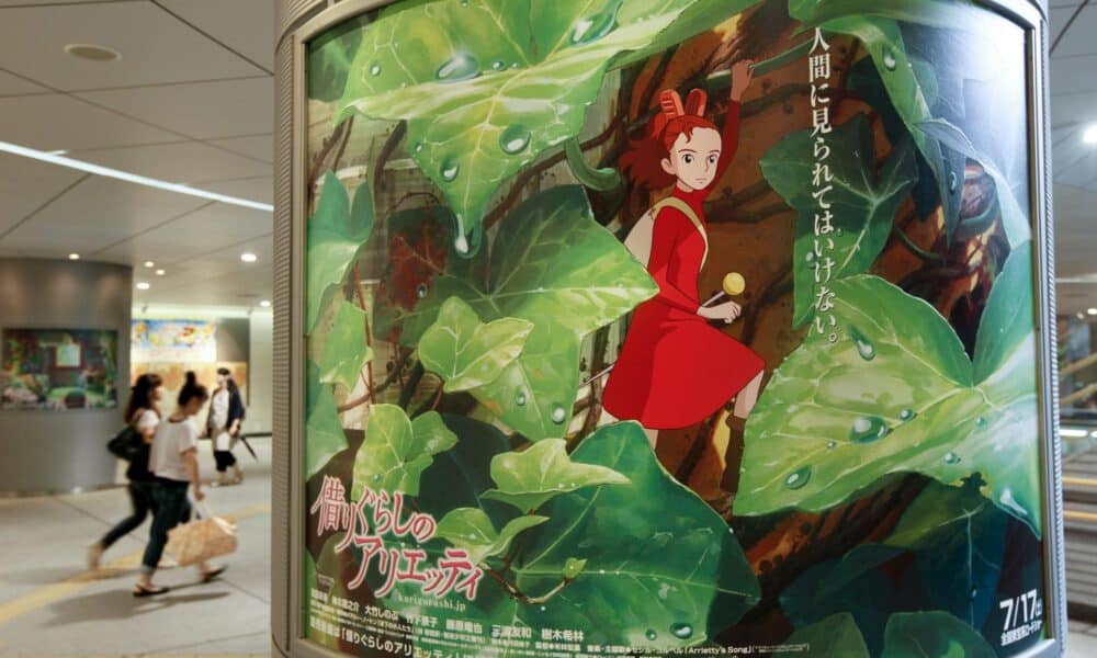 Los carteles de 'The Borrower Arrietty', una película de animación del estudio de animación japonés Studio Ghibli, dirigida por Hiromasa Yonebayashi, se exhiben en Tokio, Japón. EPA/KIMIMASA MAYAMA