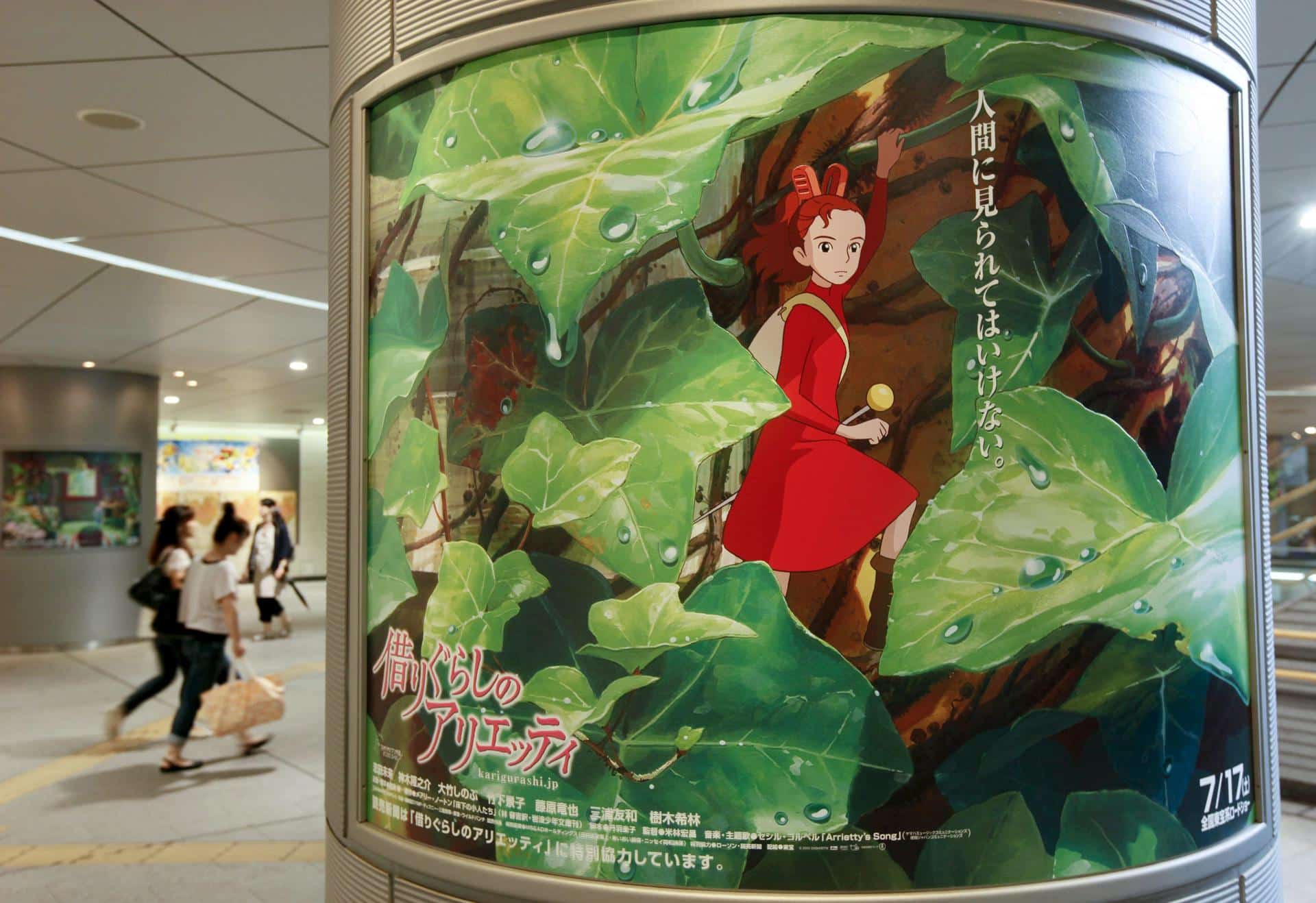 Los carteles de 'The Borrower Arrietty', una película de animación del estudio de animación japonés Studio Ghibli, dirigida por Hiromasa Yonebayashi, se exhiben en Tokio, Japón. EPA/KIMIMASA MAYAMA