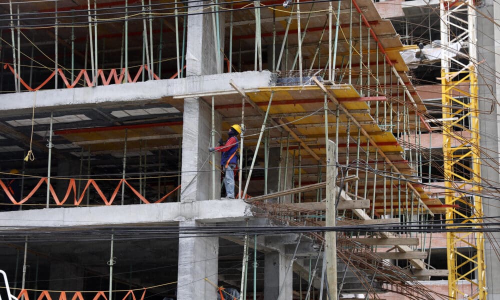 Fotografía de archivo en donde obreros trabajan en la construcción de una vivienda el 17 de marzo de 2024, en Medellín (Colombia). EFE/ Luis Eduardo Noriega Arboleda