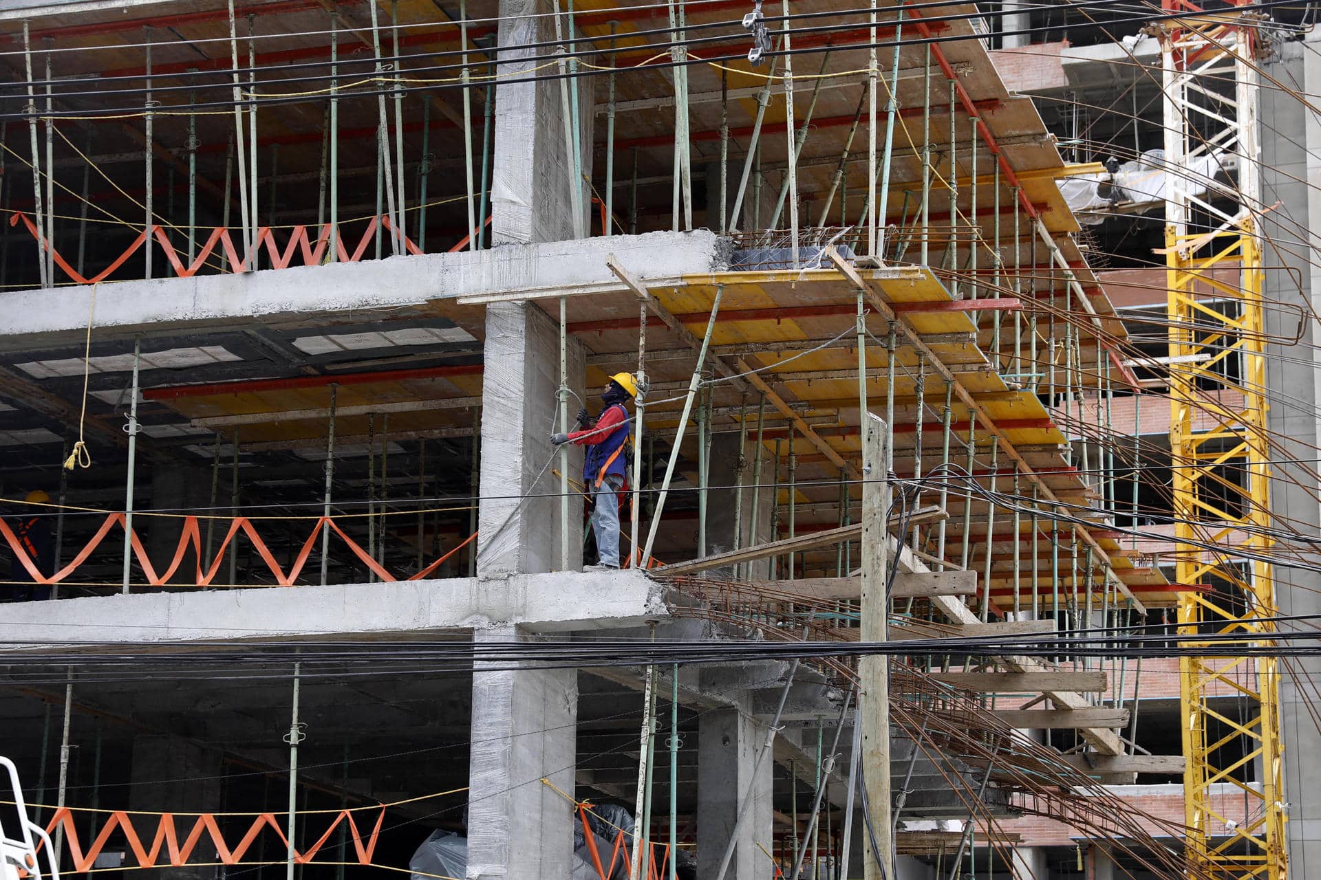 Fotografía de archivo en donde obreros trabajan en la construcción de una vivienda el 17 de marzo de 2024, en Medellín (Colombia). EFE/ Luis Eduardo Noriega Arboleda