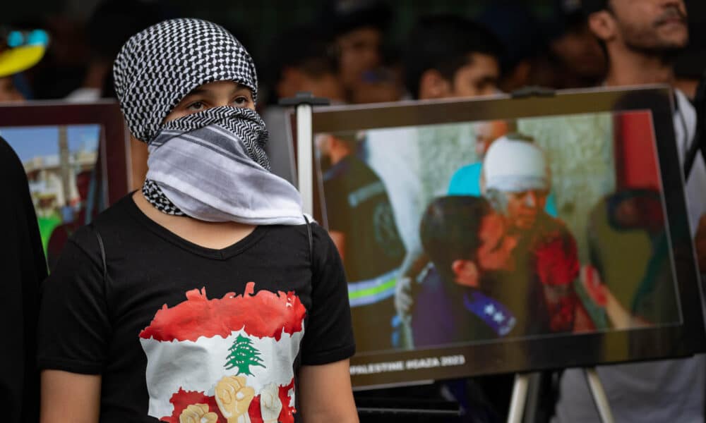 Una persona participa en una manifestación pro Palestina este sábado en Caracas (Venezuela). EFE/ Ronald Peña R.