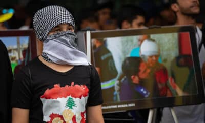 Una persona participa en una manifestación pro Palestina este sábado en Caracas (Venezuela). EFE/ Ronald Peña R.