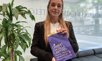 La activista opositora venezolana Lilian Tintori, durante la presentación de 'Camino hacia la libertad', un manual pensado para familiares de presos políticos, este viernes en Madrid. EFE/Patricia Cotelo Bertaiola