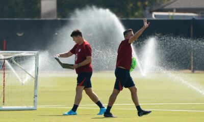 El seleccionador de Estados Unidos, Mauricio Pochettino (i), camina junto a su ayudante Nico Estevez durante un entrenamiento en el St. David's Performance Center en Austin (Texas). EFE/EPA/DUSTIN SAFRANEK