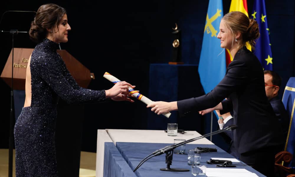 La jugadora de bádminton Carolina Marín recibe el Premio Princesa de Asturias de los Deportes de manos de la princesa Leonor, durante la ceremonia de entrega de los Premios Princesa de Asturias, este viernes en el Teatro Campoamor de Oviedo. EFE/Ballesteros