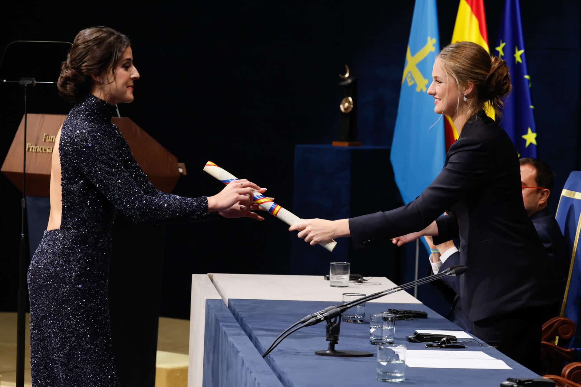 La jugadora de bádminton Carolina Marín recibe el Premio Princesa de Asturias de los Deportes de manos de la princesa Leonor, durante la ceremonia de entrega de los Premios Princesa de Asturias, este viernes en el Teatro Campoamor de Oviedo. EFE/Ballesteros