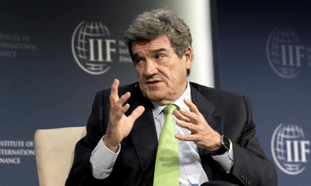 El gobernador del Banco de España, José Luis Escrivá, habla durante una charla con motivo de las reuniones anuales del Fondo Monetario Internacional (FMI) y el Banco Mundial este miércoles, en el Centro de Negocios Ronald Readan en Washington (EE. UU.). EFE/Lenin Nolly