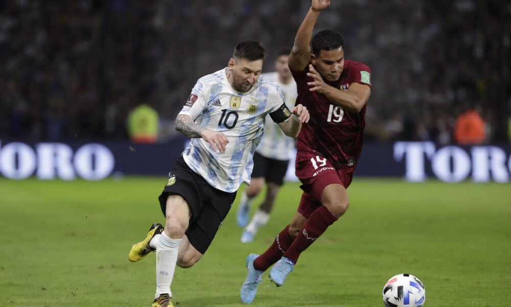 Fotografía de archivo de Lionel Messi (i) de Argentina al disputar un balón con Miguel Navarro de Venezuela. EFE/Juan Ignacio Roncoroni