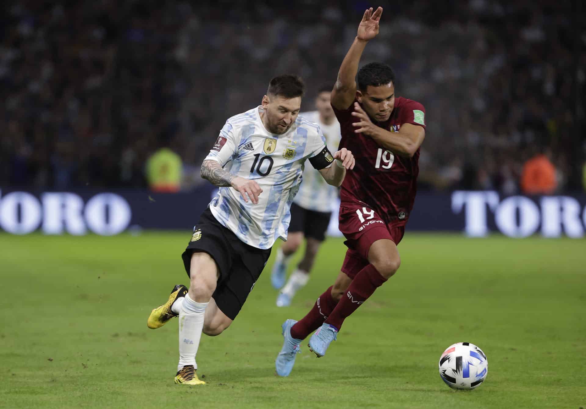 Fotografía de archivo de Lionel Messi (i) de Argentina al disputar un balón con Miguel Navarro de Venezuela. EFE/Juan Ignacio Roncoroni