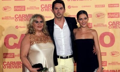 El director Paco León posa con su hermana María y su madre, Carmina Barrios, a su llegada al estreno de "Carmina o revienta".EFE/Archivo/Kote Rodrigo