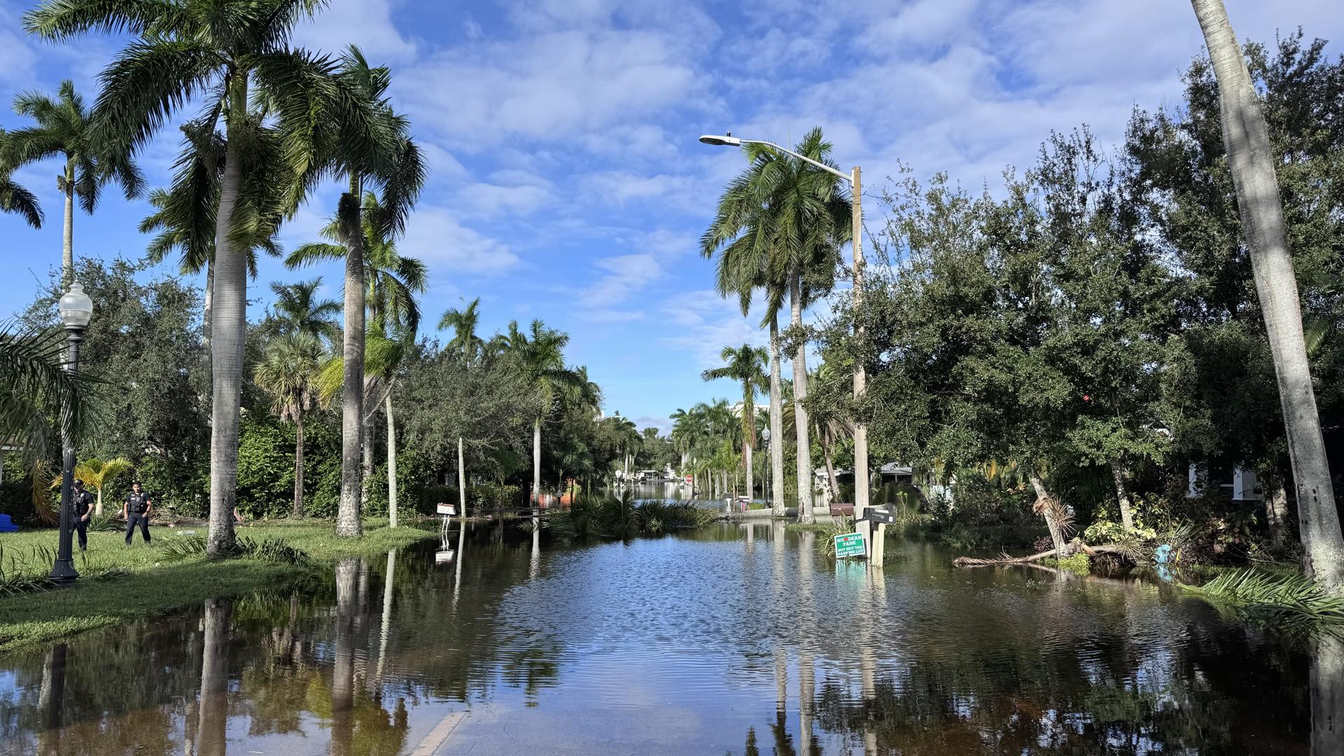 Fotografía de una calle inundada este jueves después del paso del huracán Milton en Fort Myers, Florida (EE.UU.).EFE/Octavio Guzmán