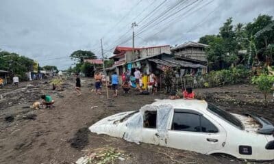 Guinobatan (Philippines), 23/10/2024.- A handout picture made available by the Philippine Red Cross (PRC) shows villagers viewing vehicle buried by volcanic mud that flowed down from Mayon volcano after a heavy rains caused by Typhoon Trami in Guinobatan, Albay province Philippines, 23 October 2024 (issued on 24 October 2024). According to Philippine Civil Defense office, thousands of villagers were forced to evacuate as Typhoon Trami barrels towards the eastern part of the country. (Filipinas) EFE/EPA/Philippine Red Cross HANDOUT HANDOUT EDITORIAL USE ONLY/NO SALES