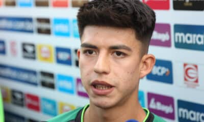 El mediocampista de la selección boliviana Gabriel Villamil, habla con periodistas luego de un entrenamiento este miércoles, en La Paz (Bolivia). EFE/ Luis Gandarillas