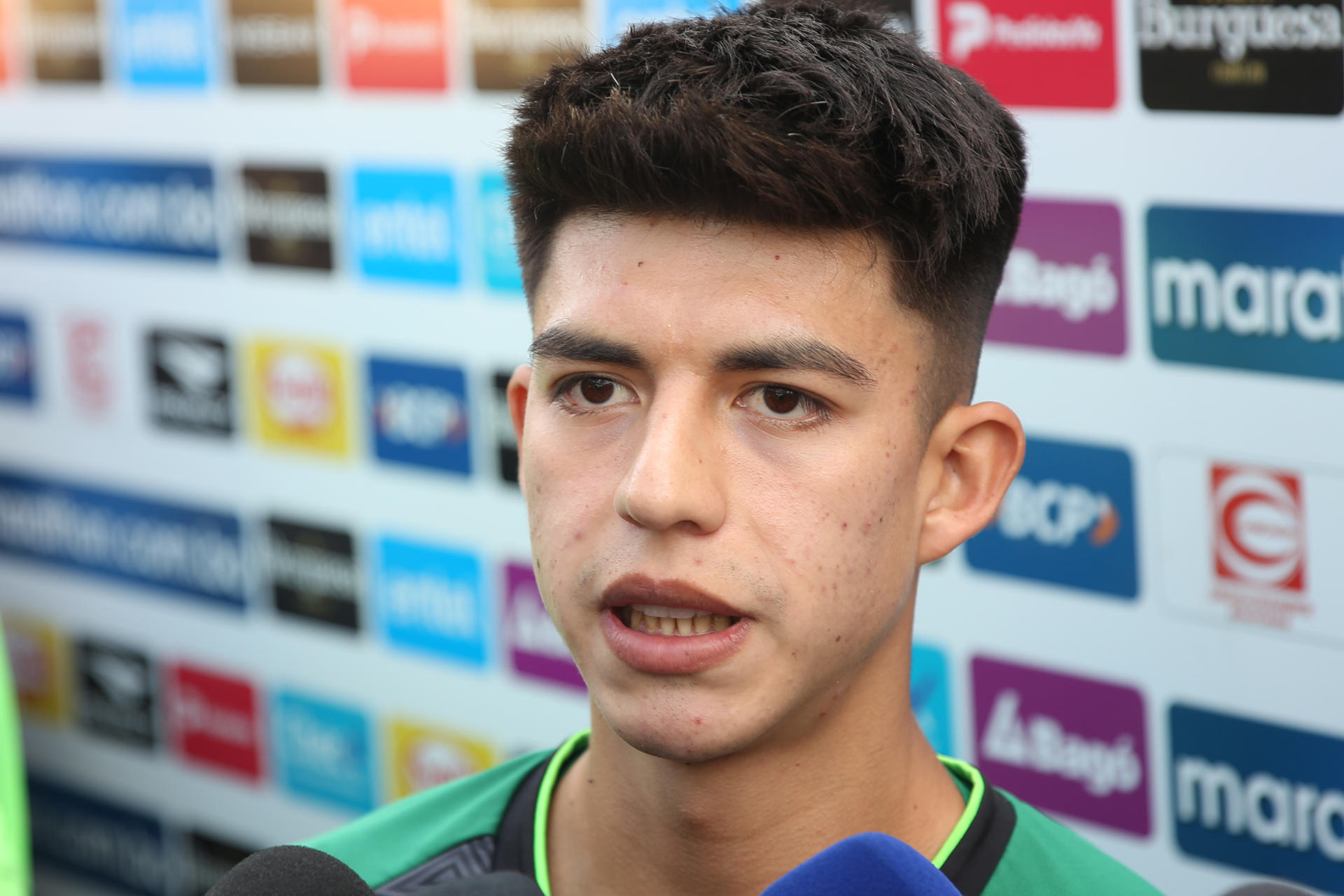 El mediocampista de la selección boliviana Gabriel Villamil, habla con periodistas luego de un entrenamiento este miércoles, en La Paz (Bolivia). EFE/ Luis Gandarillas