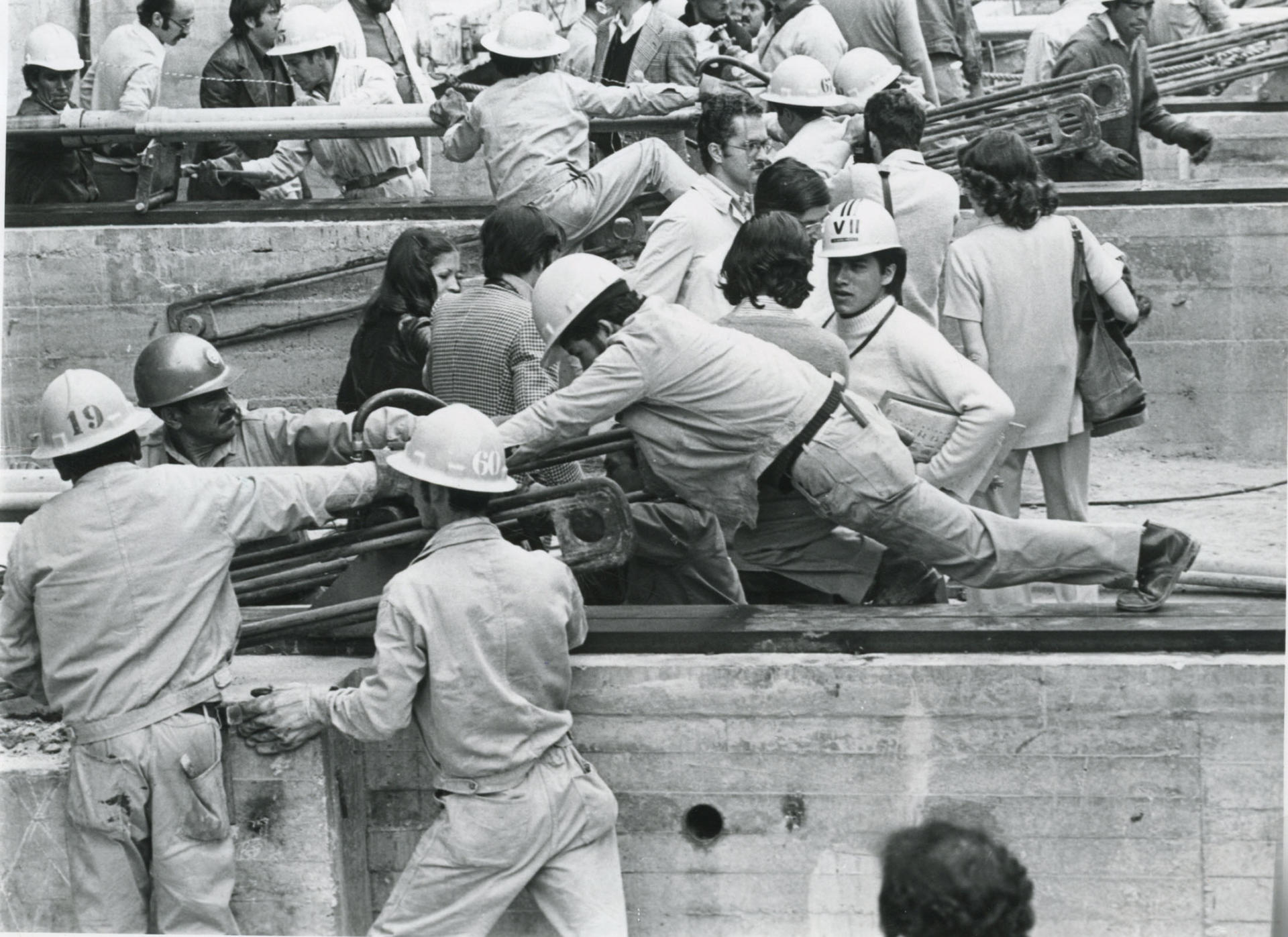 Fotografía cedida por el periódico El Tiempo del 6 de octubre de 1974 del traslado del edificio Cudecom en Bogotá (Colombia). EFE/ El Tiempo