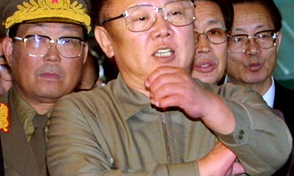 Imagen de Archivo del líder norcoreano Kim Jong Il, segundo desde la izquierda, durante una visita a una fábrica de maquinaria en San Petersburgo el martes 7 de agosto de 2001. (Foto AP/ Dmitry Lovetsky, POOL)[IMAGEN DIGITAL]