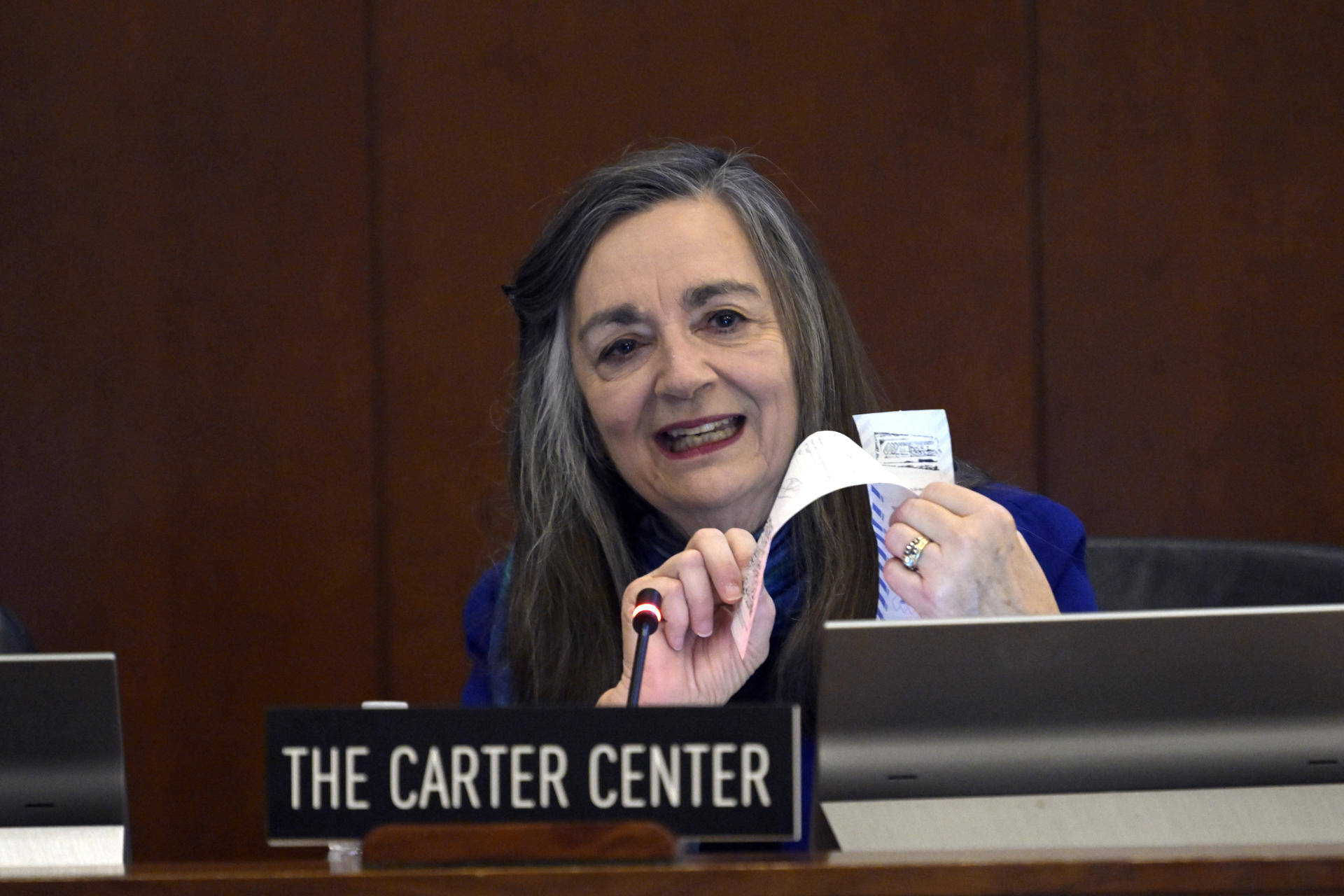 La asesora principal para América Latina del Centro Carter, Jennie Lincoln, habla este miércoles durante una sesión regular del Consejo Permanente de la Organización de los Estados Americanos (OEA), en Washington (Estados Unidos). EFE/ Lenin N