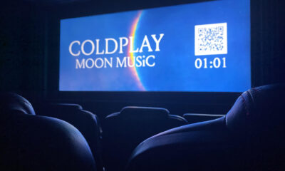 Como si de una película se tratase, las luces del Vue Cinema del Leicester Square londinense se apagaron este miércoles para dar paso a una pantalla azul, un arcoíris lunar y una cuenta atrás, que provocó un silencio sepulcral en la sala para disfrutar, en primicia, el antepenúltimo trabajo discográfico de la banda Coldplay, 'Moon Music' (Música Lunar), con una escucha simultánea en cines de todo el mundo dirigida a sus fans. EFE/Raúl Bobé.