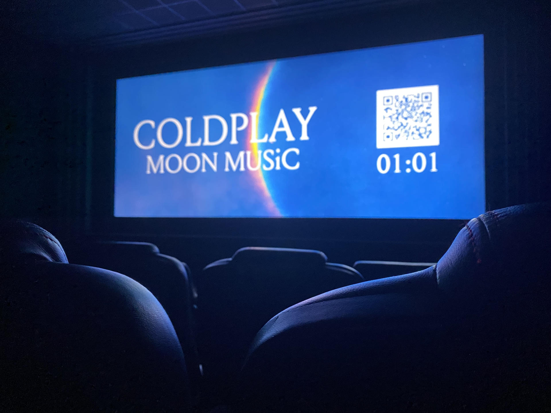 Como si de una película se tratase, las luces del Vue Cinema del Leicester Square londinense se apagaron este miércoles para dar paso a una pantalla azul, un arcoíris lunar y una cuenta atrás, que provocó un silencio sepulcral en la sala para disfrutar, en primicia, el antepenúltimo trabajo discográfico de la banda Coldplay, 'Moon Music' (Música Lunar), con una escucha simultánea en cines de todo el mundo dirigida a sus fans. EFE/Raúl Bobé.