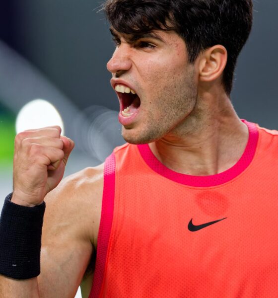 El tenista español Carlos Alcaraz celebra un punto en el Shanghai Masters, en China. EFE/EPA/ALEX PLAVEVSKI