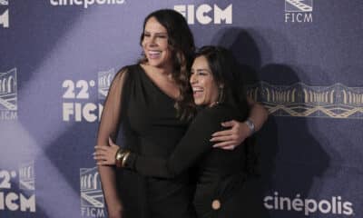 Las actrices de la película ‘Emilia Pérez’, Karla Sofía Gascón (i) y Adriana Paz posan en la alfombra roja del Festival Internacional de Cine de Morelia, este viernes en Morelia (México). EFE/Iván Villanueva