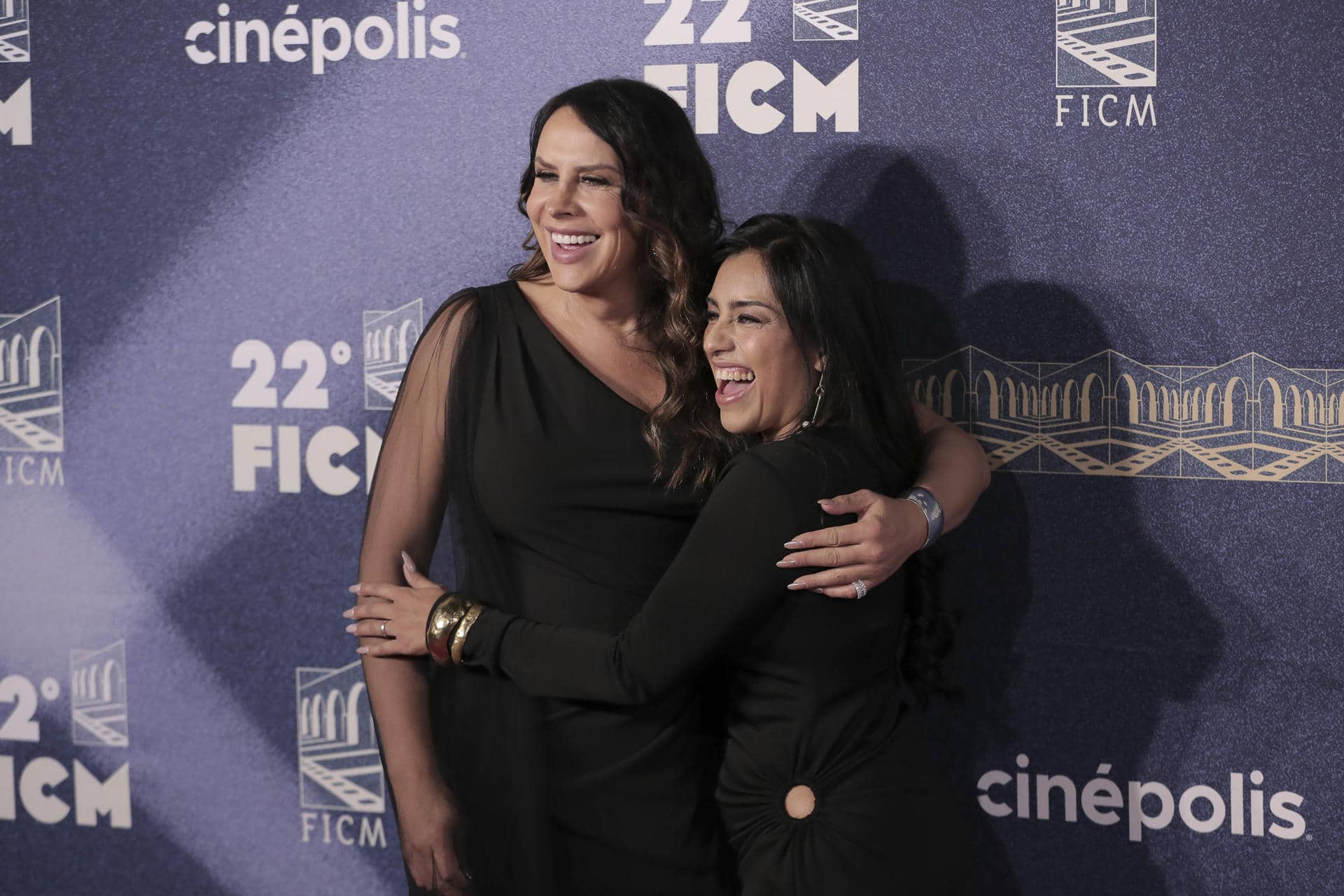 Las actrices de la película ‘Emilia Pérez’, Karla Sofía Gascón (i) y Adriana Paz posan en la alfombra roja del Festival Internacional de Cine de Morelia, este viernes en Morelia (México). EFE/Iván Villanueva