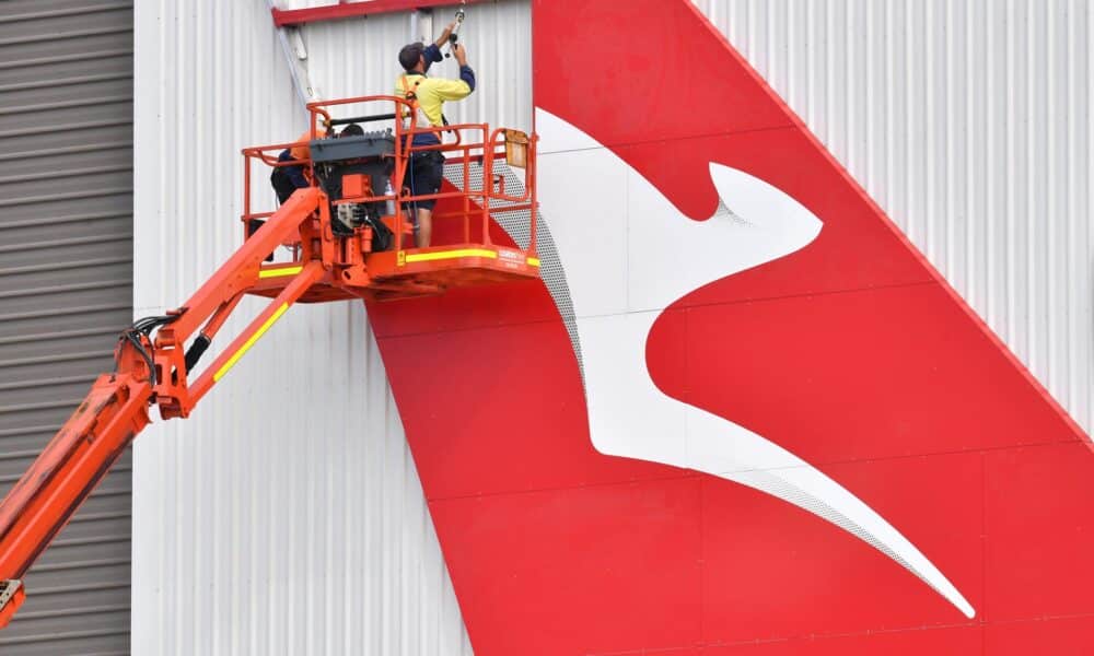 Brisbane (Australia), 25/03/2020.- Una imagen de archivo de un trabajador de mantenimiento de Qantas EFE/EPA/DARREN ENGLAND AUSTRALIA AND NEW ZEALAND OUT[AUSTRALIA AND NEW ZEALAND OUT]