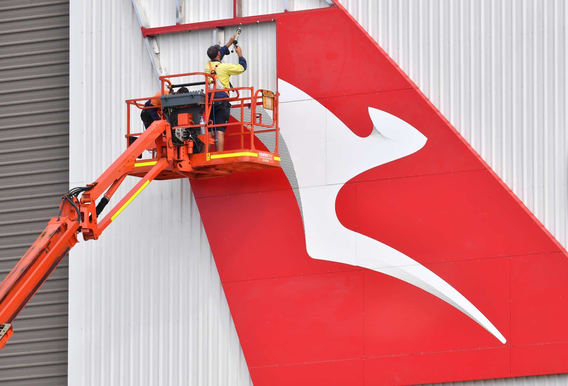 Brisbane (Australia), 25/03/2020.- Una imagen de archivo de un trabajador de mantenimiento de Qantas EFE/EPA/DARREN ENGLAND AUSTRALIA AND NEW ZEALAND OUT[AUSTRALIA AND NEW ZEALAND OUT]