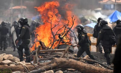 Policías desbloquean una carretera bloqueada por simpatizantes del expresidente de Bolivia Evo Morales este viernes, en Parotani (Bolivia). EFE/ Jorge Abrego