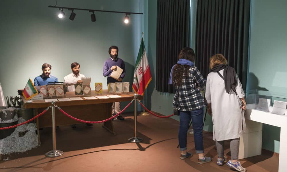 Dos mujeres visitan la antigua embajada de Estados Unidos en Teherán, convertida hoy en un museo contra la superpotencia estadounidense. Nada refleja mejor la enemistad entre Irán y Estados Unidos que la antigua embajada, bautizada como el 'nido de espías' y reconvertida en un museo de la hostilidad entre ambos países, y que ahora incluye referencias a Israel por la guerra en Gaza. 
EFE/Jaime León