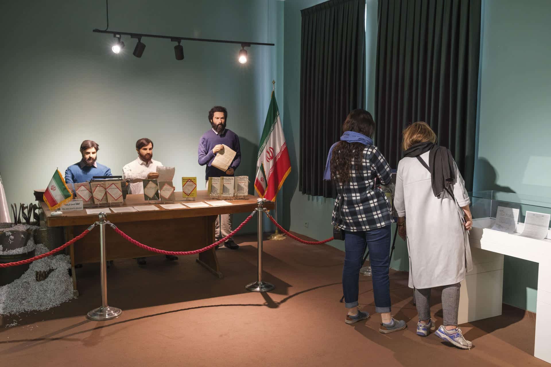 Dos mujeres visitan la antigua embajada de Estados Unidos en Teherán, convertida hoy en un museo contra la superpotencia estadounidense. Nada refleja mejor la enemistad entre Irán y Estados Unidos que la antigua embajada, bautizada como el 'nido de espías' y reconvertida en un museo de la hostilidad entre ambos países, y que ahora incluye referencias a Israel por la guerra en Gaza. 
EFE/Jaime León