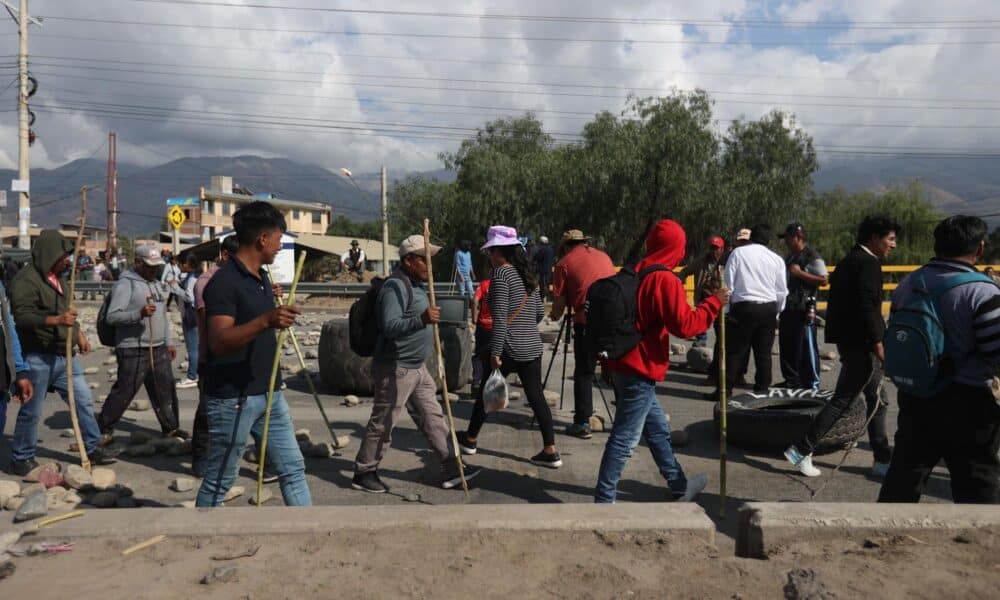 Seguidores del expresidente de Bolivia Evo Morales bloquean una vía durante este lunes, en Sipe Sipe (Bolivia). EFE/ Luis Gandarillas