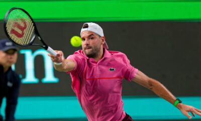 El búlgaro Grigor Dimitrov, durante su partido de octavos de final de individuales masculino contra el belga Zizou Bergs, en el torneo de tenis de Shanghai. EFE/EPA/ALEX PLAVEVSKI