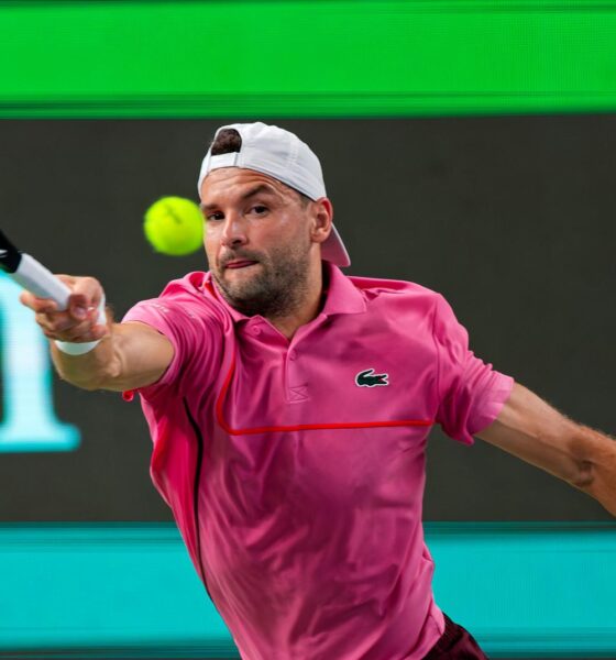 El búlgaro Grigor Dimitrov, durante su partido de octavos de final de individuales masculino contra el belga Zizou Bergs, en el torneo de tenis de Shanghai. EFE/EPA/ALEX PLAVEVSKI