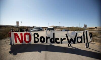 Fotografía de archivo en donde personas participan en una caravana contra el muro fronterizo de Trump y por una reforma migratoria integral, en El Paso, Texas (EE.UU). EFE/ Jesús Rosales