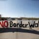 Fotografía de archivo en donde personas participan en una caravana contra el muro fronterizo de Trump y por una reforma migratoria integral, en El Paso, Texas (EE.UU). EFE/ Jesús Rosales