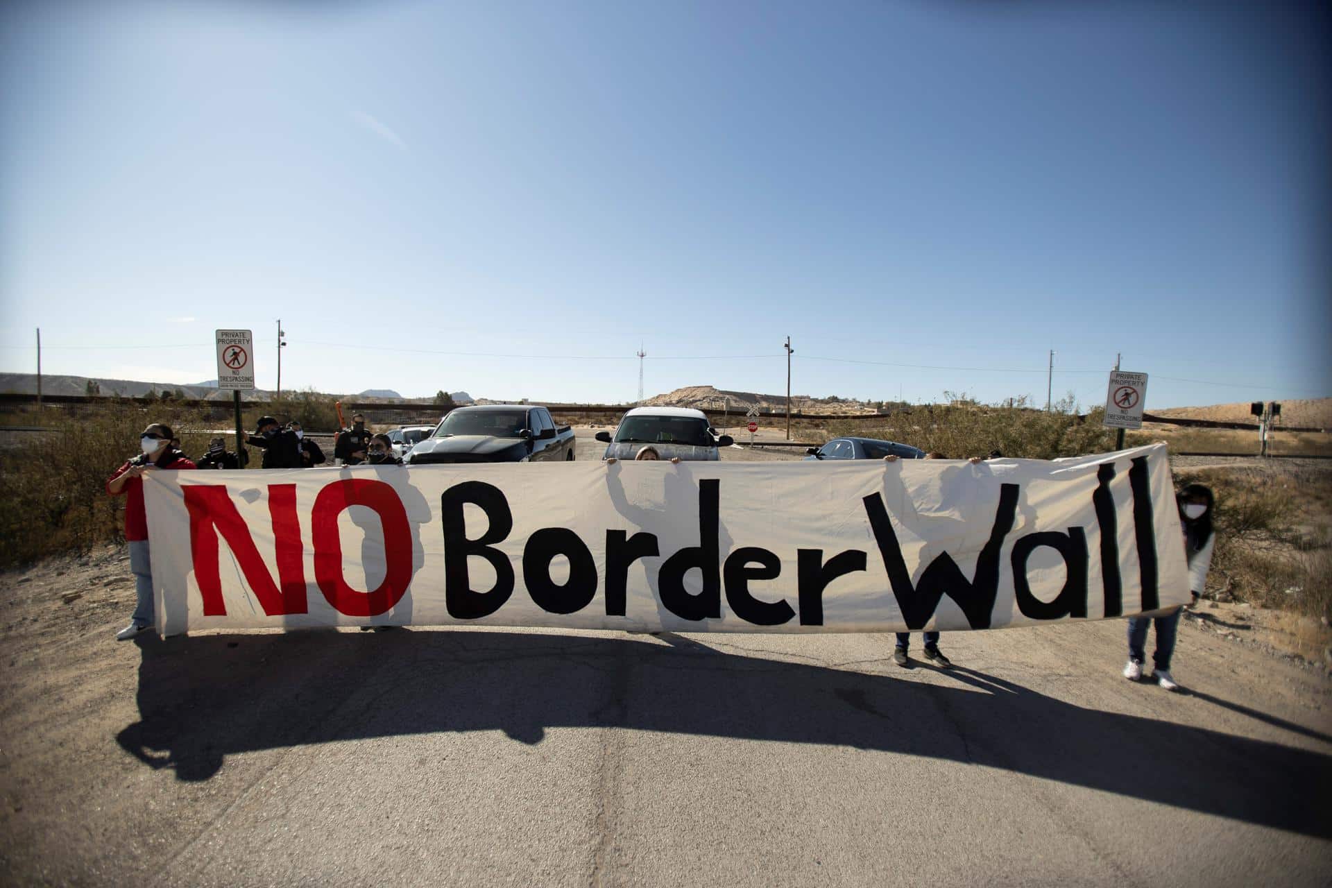 Fotografía de archivo en donde personas participan en una caravana contra el muro fronterizo de Trump y por una reforma migratoria integral, en El Paso, Texas (EE.UU). EFE/ Jesús Rosales