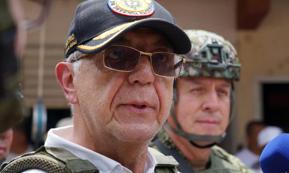 Fotografía cedida por el Ejército de Colombia que muestra al ministro de Defensa de Colombia, Iván Velásquez, hablando con periodistas este domingo, en El Plateado (Colombia). EFE/ Ejército de Colombia