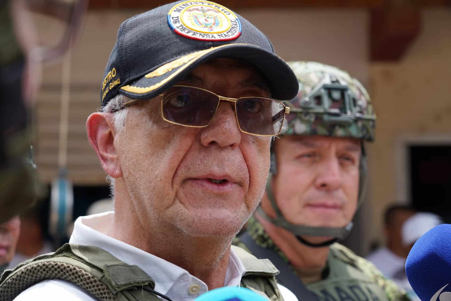 Fotografía cedida por el Ejército de Colombia que muestra al ministro de Defensa de Colombia, Iván Velásquez, hablando con periodistas este domingo, en El Plateado (Colombia). EFE/ Ejército de Colombia