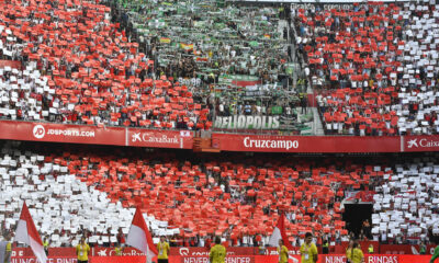 Detalle de la grada de aficionados del Real Betis rodeados de aficionados del Sevilla durante el partido de la novena jornada de Liga disputado entre el Sevilla FC y el Real Betis esta tarde en el estadio Ramón Sánchez-Pizjuán de Sevilla. EFE/Raúl Caro