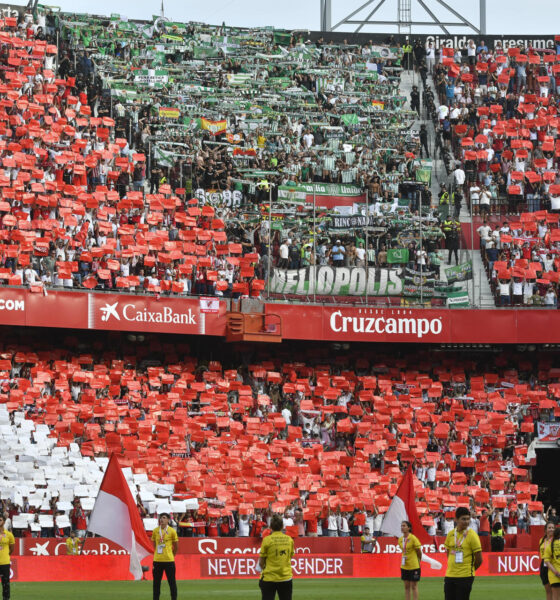 Detalle de la grada de aficionados del Real Betis rodeados de aficionados del Sevilla durante el partido de la novena jornada de Liga disputado entre el Sevilla FC y el Real Betis esta tarde en el estadio Ramón Sánchez-Pizjuán de Sevilla. EFE/Raúl Caro