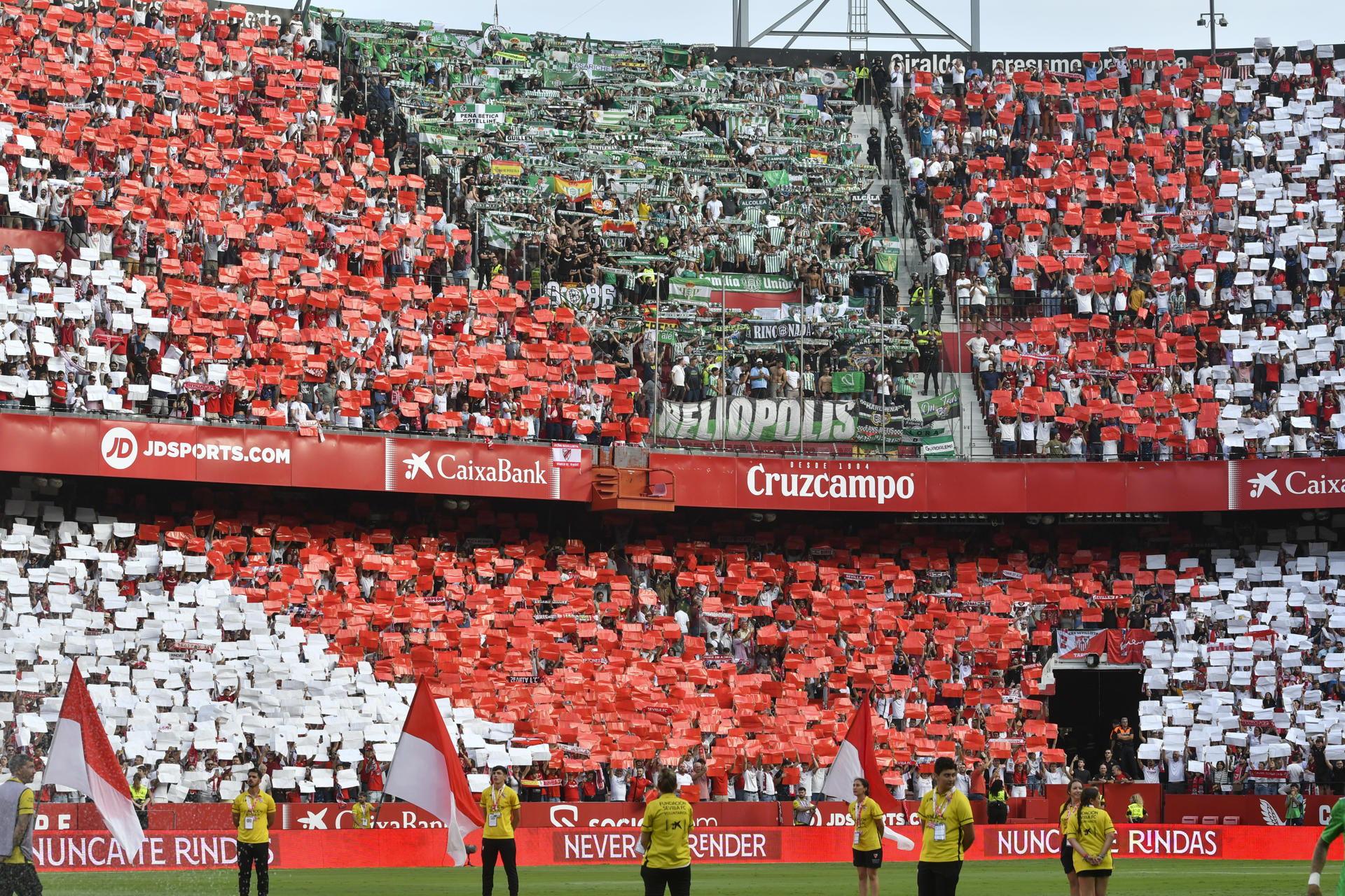 Detalle de la grada de aficionados del Real Betis rodeados de aficionados del Sevilla durante el partido de la novena jornada de Liga disputado entre el Sevilla FC y el Real Betis esta tarde en el estadio Ramón Sánchez-Pizjuán de Sevilla. EFE/Raúl Caro