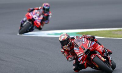 El italiano Francesco Bagnaia, por delante del español Jorge Martín, durante la carrera de MotoGP del Gran Premio de Motociclismo de Japón en Motegi. EFE/EPA/FRANCK ROBICHON