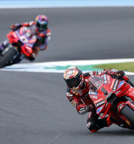 El italiano Francesco Bagnaia, por delante del español Jorge Martín, durante la carrera de MotoGP del Gran Premio de Motociclismo de Japón en Motegi. EFE/EPA/FRANCK ROBICHON