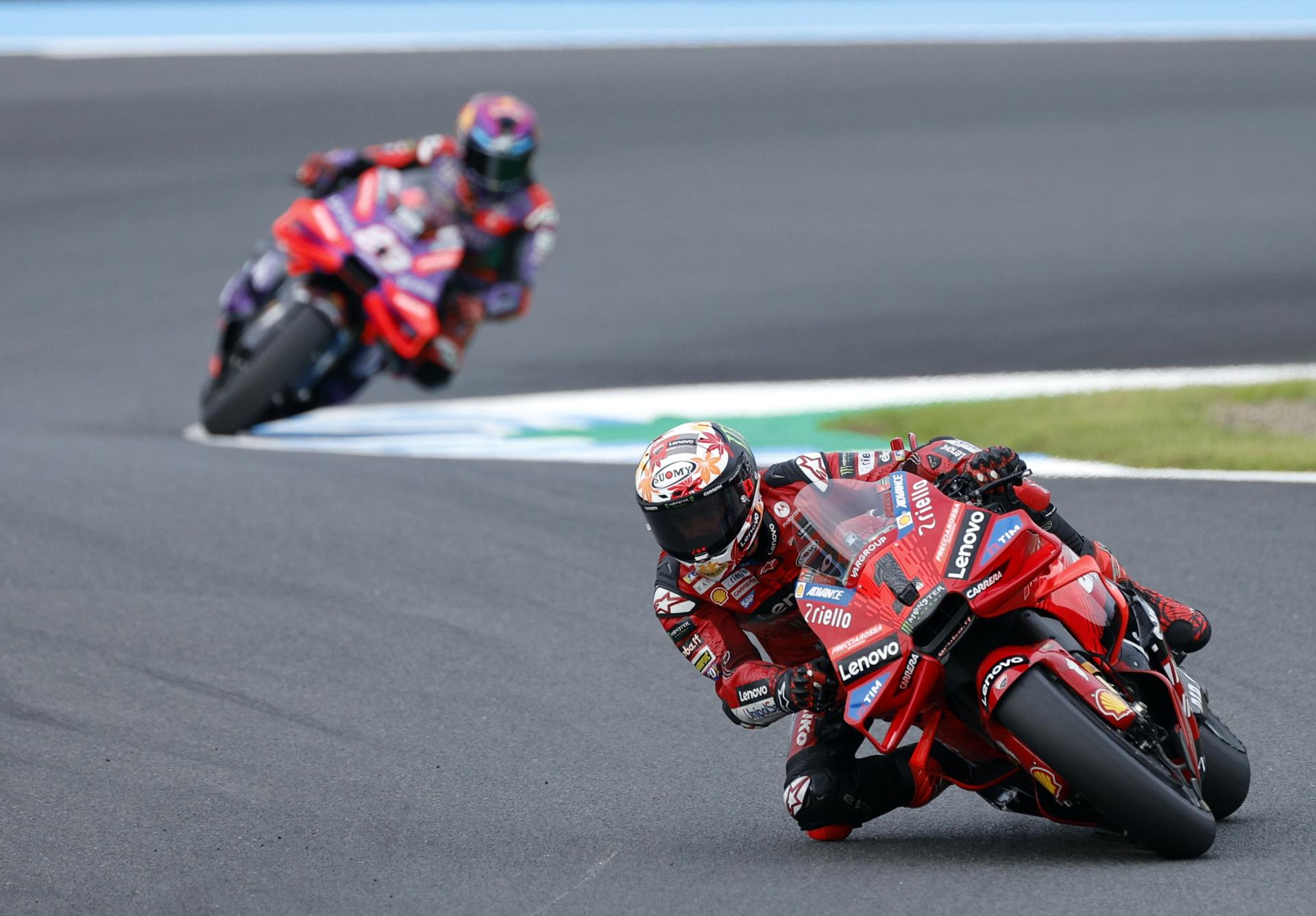 El italiano Francesco Bagnaia, por delante del español Jorge Martín, durante la carrera de MotoGP del Gran Premio de Motociclismo de Japón en Motegi. EFE/EPA/FRANCK ROBICHON