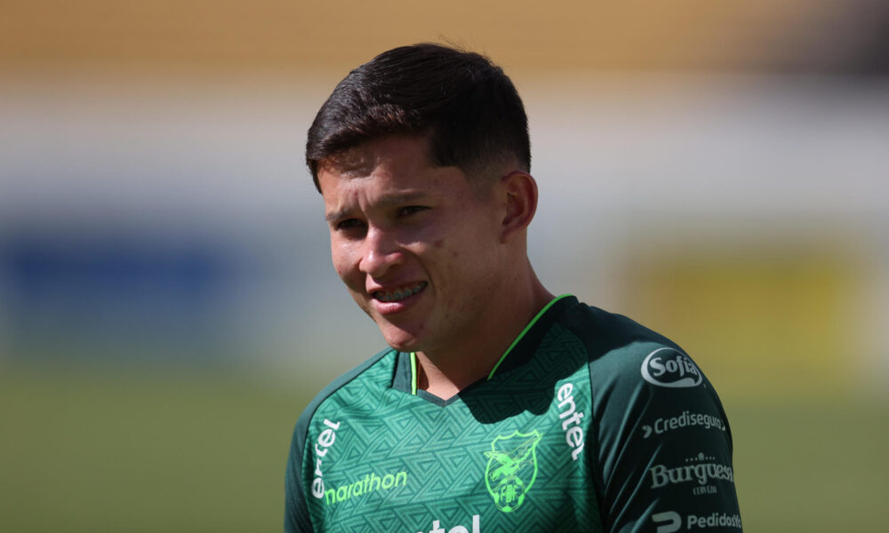 El jugador Luis Paz entrena con la selección boliviana de fútbol, este viernes en La Paz (Bolivia). EFE/ Luis Gandarillas