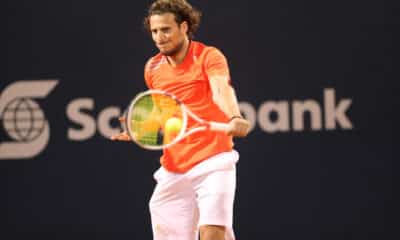 Imagen de archivo del exfutbolista uruguayo Diego Forlán durante un partido de tenis. EFE/Raúl Martínez